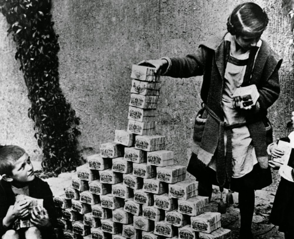 Children+playing+with+stacks+of+hyperinflated+currency+during+the+Weimar+Republic,+1922.jpg